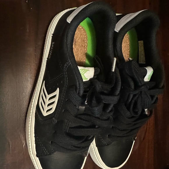 CARIUMA LOW TOP - BOYS SIZE 5.5 - Picture 1 of 5